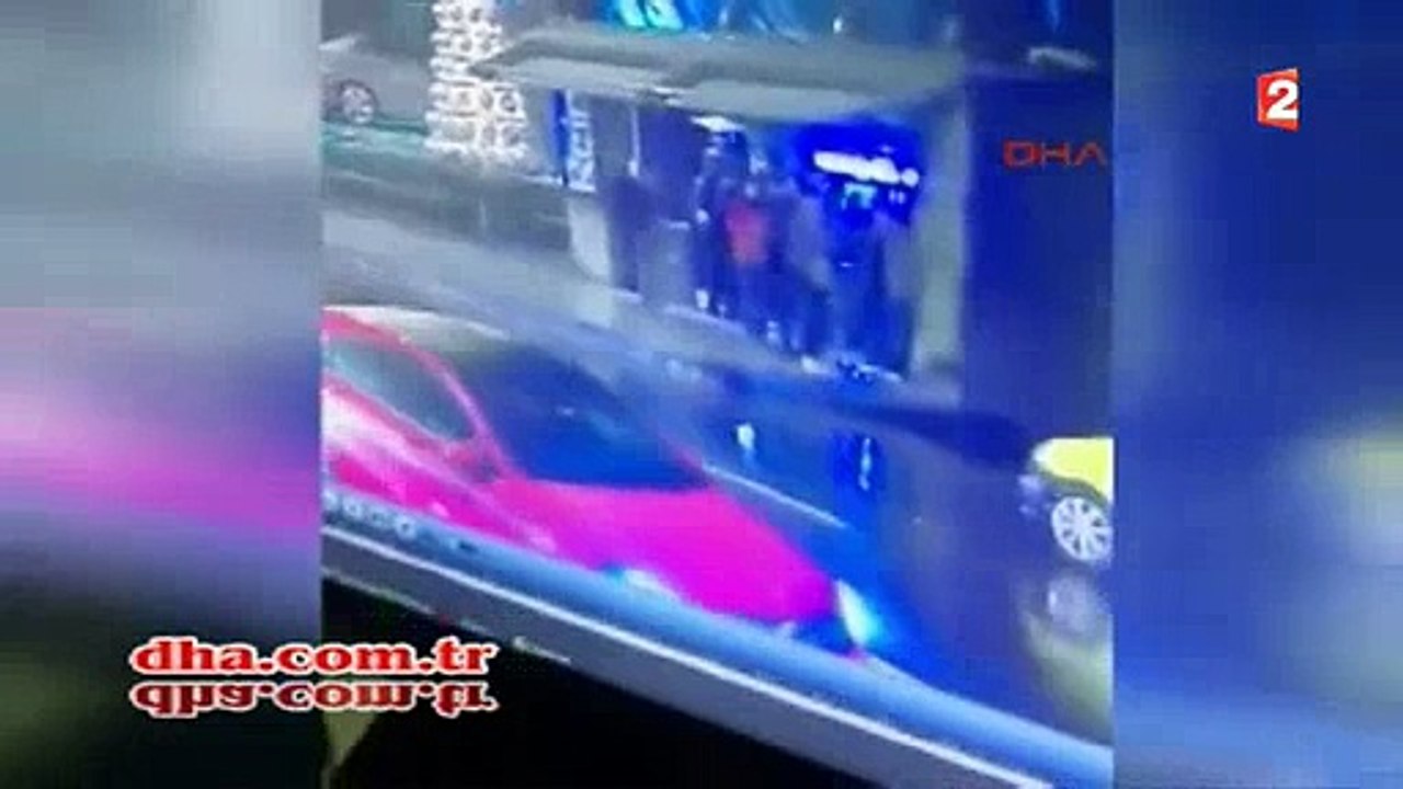 Turquie: Les images vidéo du terroriste qui arrive devant la boîte de nuit et ouvre le feu diffusée à la télé