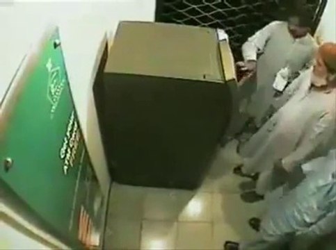 Watch What Happened with This Old Man While Taking Money From ATM, Really Shameful