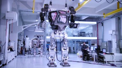 Este robot pesa más de una tonelada y lleva a un humano dentro
