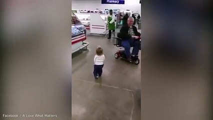 L'adorable "promenade" De Cette Petite Au Supermarché Va Vous Mettre Le Sourire