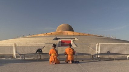 El monje acusado de corrupción que desafía a la Policía de Tailandia