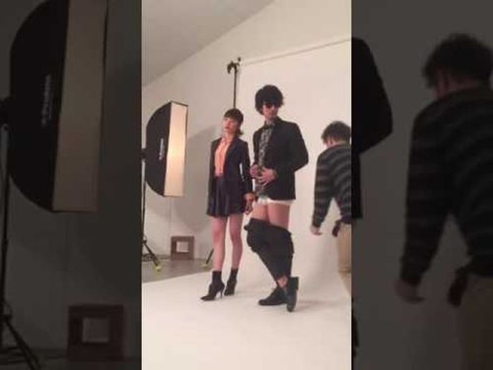 Un mannequin perd son pantalon pendant un shooting photo !