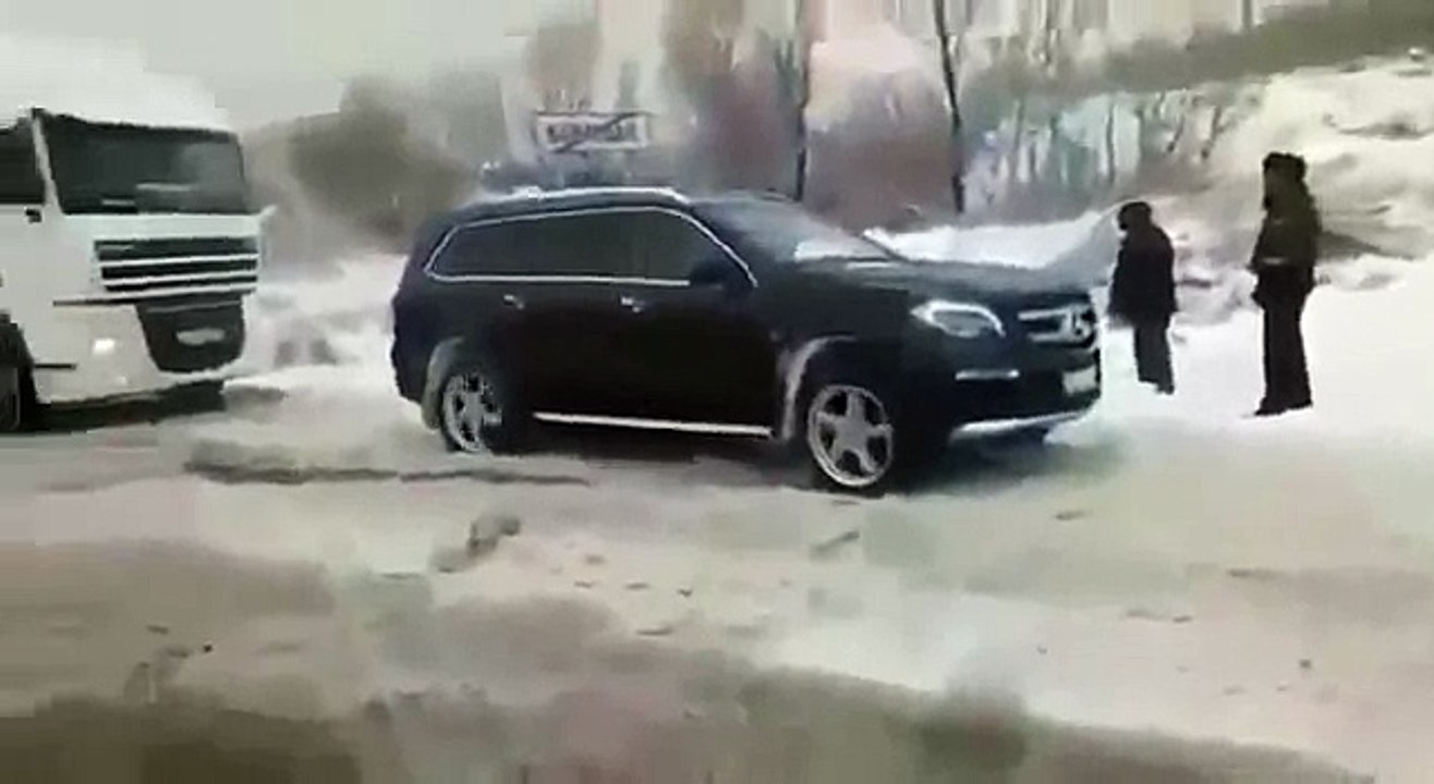 Mercedes GL 500 helps wagon