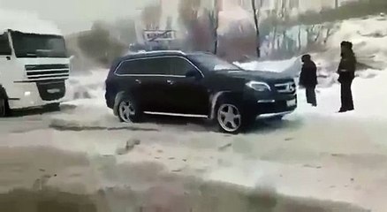 Mercedes GL 500 helps wagon