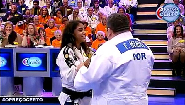 Jovem judoca faz desmonstração no Preço Certo e leva Fernando Mendes ao tapete