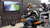 Il réussit à chuter en moto... sur un jeu de simulation en réalité virtuelle. Quel con
