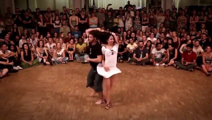 Ces danseurs commencent à danser assez lentement, mais quand ils accélèrent, le public s'enflamme !