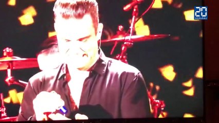 Robbie Williams se désinfecte les mains après avoir touché ses fans