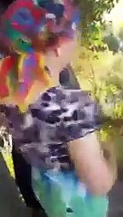 Une femme se retrouve coincée dans un arbre !