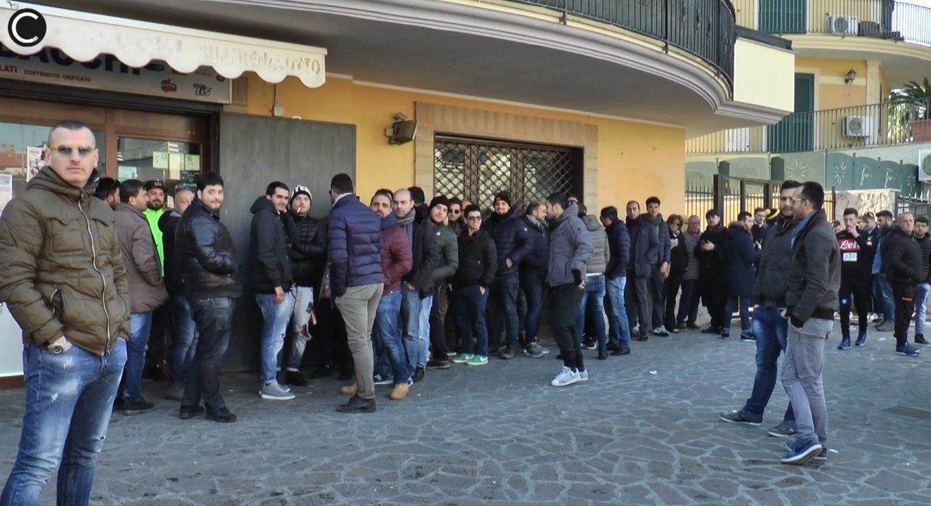Gricignano (CE) - Lunghe code per acquistare i biglietti della partita Napoli - Real Madrid (02.01.17)