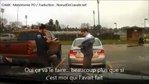 Un policier arrête un automobiliste pour lui faire son noeud de cravate !