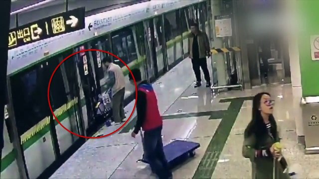 Un père indigne se sert de sa poussette pour bloquer la fermeture des portes du métro