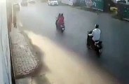 Une femme en scooter se fait voler son sac et poursuit les voleurs… à pied !