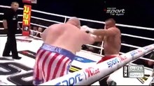 Lorsque celui qui a été l’homme le plus fort affronte le boxeur le plus gros sur un ring…