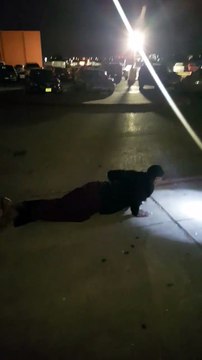 Un flic propose à un mec qu'il vient de griller à bédave de la weed de faire 200 pompes pour éviter la prison