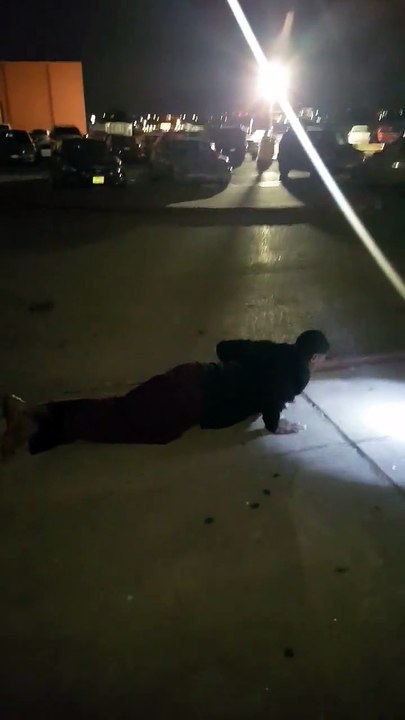 Un flic propose à un mec qu'il vient de griller à bédave de la weed de faire 200 pompes pour éviter la prison