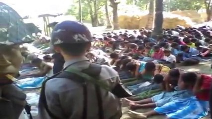 Myanmar polisi Arakanlı Mülümanları tekme tokat dövdü