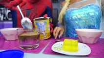 Elsa Frozen & Spiderman luta! Spidey Homem-Aranha beijo Maleficent w Spider baby & médico