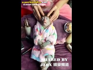 Kokoş Kadınlar Gibi Durup Masaj Yaptıran Maymun