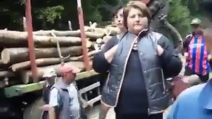 ROMÂNII s-au trezit și opresc HOȚIA/JAFUL pădurilor noastre. DISTRIBUIE tuturor acest clip!
