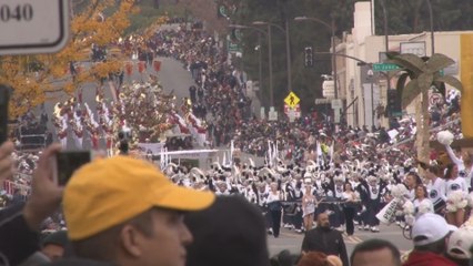 El desfile de rosas de Pasadena honra a las víctimas de la masacre de Orlando