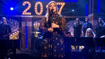 Kelly Clarkson Performs Epic ‘Hamilton’ On ‘Late Night With Seth Meyers’