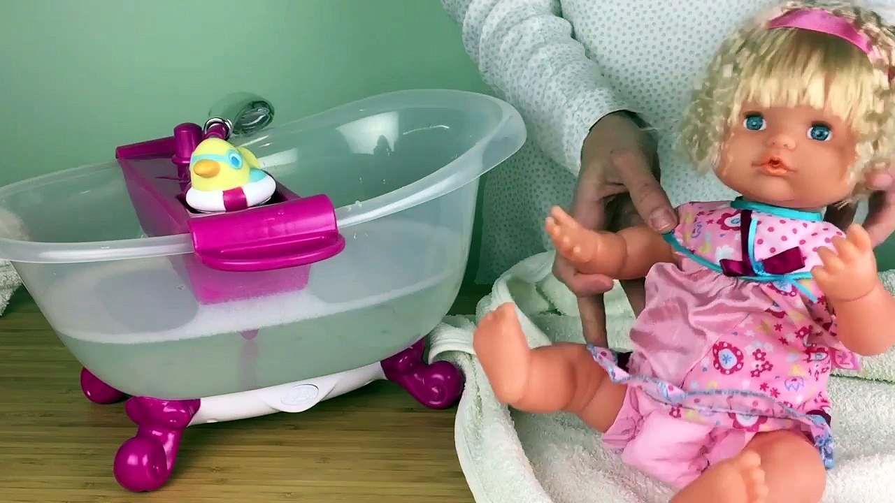 Bebé ❤ NENUCO ❤ se Baña con Ducha de Verdad Agua Real Baby Girl Bath Time Real Shower with Water – Видео Dailymotion