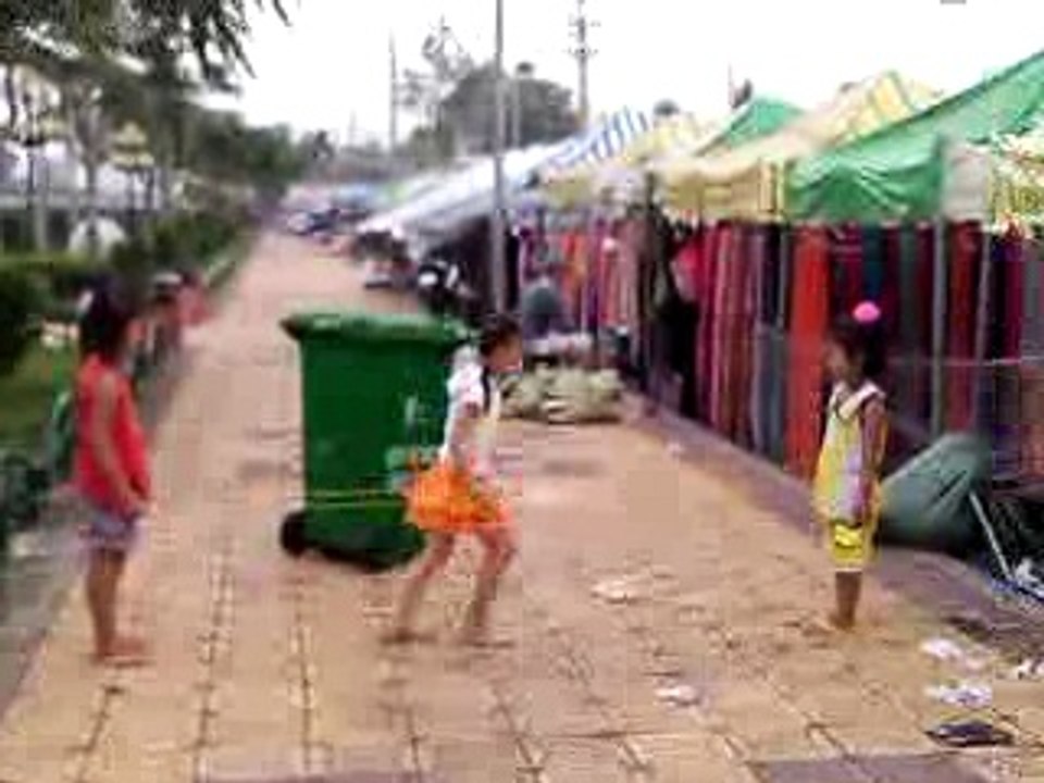 Vi thanh の街　マーケットの裏　ゴム跳び　150101