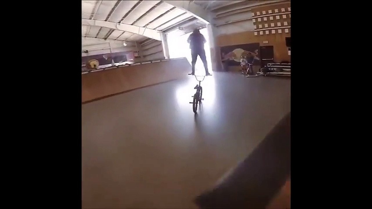 Rouler 2 minutes debout sur le guidon du BMX !