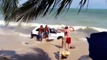 Il éclate une voiture sur la plage avec un rocher dans le pare brise ! Pas content le papa...