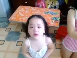 Cười bể bụng với bé cải tay đôi với bố