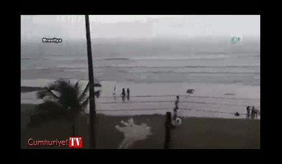 Plajda yürürken üzerine yıldırım düştü