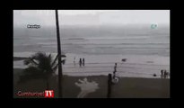 Plajda yürürken üzerine yıldırım düştü