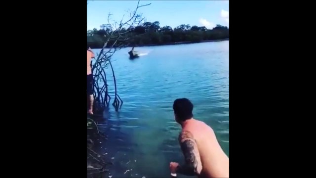 Ce débile fonce sur ses potes avec son bateau