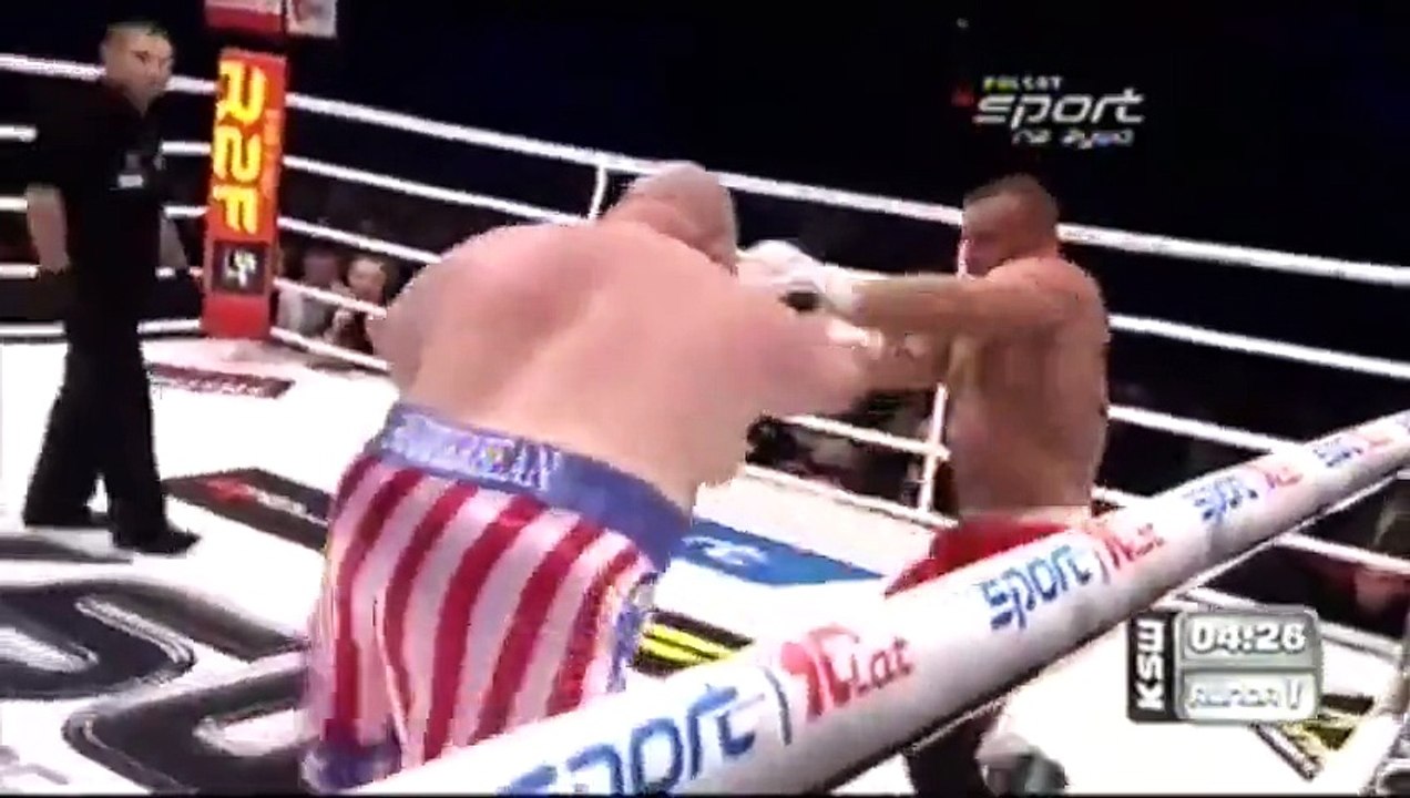 L'homme le plus fort du monde affronte le boxeur le plus gros sur un ring…