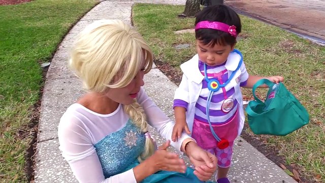 Cat baby drives a Car w/ Snow White, Frozen Elsa, Cat woman, Pink Spidergirl, Doctor McStu