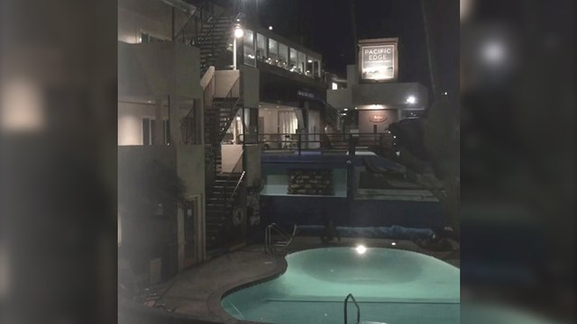 8Booth loupe son saut et se tape contre le rebord d'une piscine