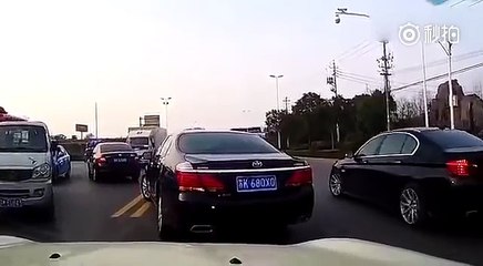 Une femme force le passage à un automobiliste et se prend une vilaine vengeance