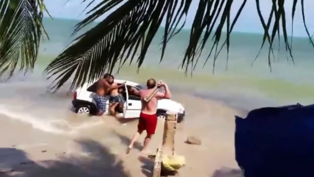 Un père furieux stoppe cette voiture qui roule sur la plage