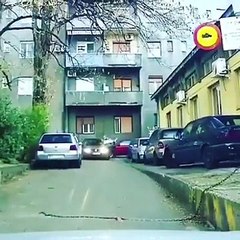 Vajza hedh plehrat nga makina, por komshiu e turpëron para gjithë lagjes