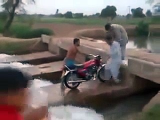 People wash Train in Pakistan in this way funn