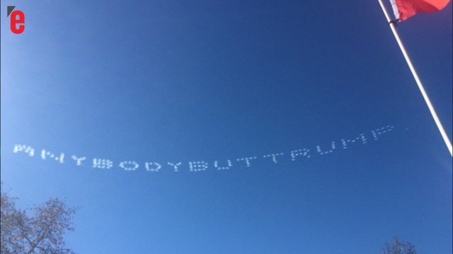 Aux États-Unis, le ciel parsemé de slogans anti-Trump pendant un défilé