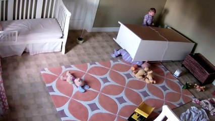 à 2 ans, il sauve miraculeusement son frère jumeau coincé sous une commode