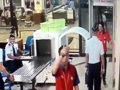 Ivre, le pilote de la Citilink qui passe le contrôle de sécurité.