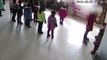 Des vidéo de surveillance montrent une prof de danse tabassant impitoyablement deux élèves de maternelle