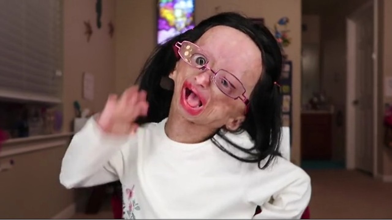 Adalia Rose shows us her 'Miranda Sings' makeup tutorial