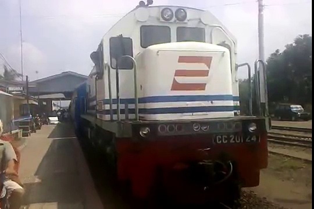 Kereta Api RAPIH DOHO Lokomotif CC 201 Stasiun Tulungagung