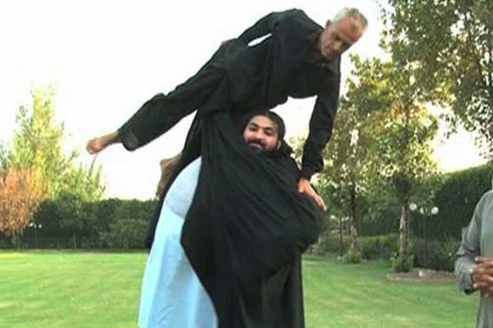 pakistani wrestler hulk Khan Baba, the 360-kg wrestling fan who can bend  coins with one hand - video Dailymotion