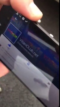 Doi baieti destepti din Anglia ne fac o demonstratie cum sparg o masina cu ajutorul unui smartphone! Stai NUMAI să vez