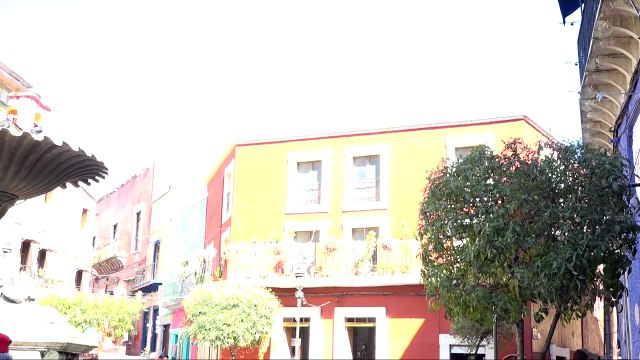 Faroles del baratillo encendidos de día